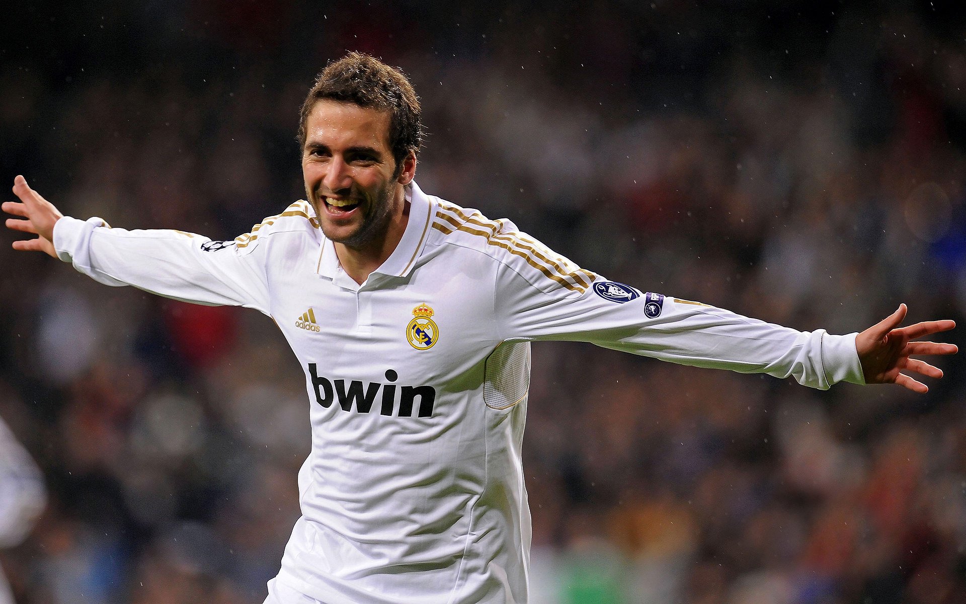 世界铁人三项杯赛哥斯达黎加站 热带暴雨中中国女选手滑倒爬起坚持完赛